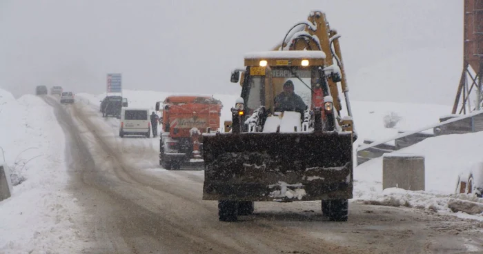 Două utilaje au intervenit pentru îndepărtarea zăpezii