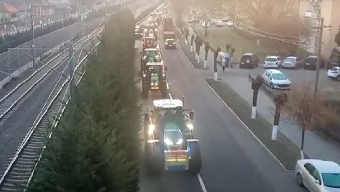 Coloana de tractoare în Blaj. FOTO captură video Youtube