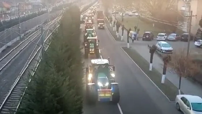 Coloana de tractoare în Blaj. FOTO captură video Youtube