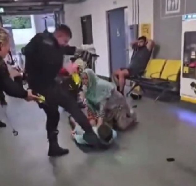 Incident revoltător pe aeroportul din Manchester: Un polițist a fost filmat în timp ce bătea cu bestialitate un bărbat întins pe podea VIDEO