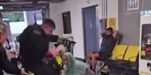 Un polițist britanic a fost filmat în timp ce bătea cu bestialitate un bărbat întins pe podea Foto Captură video X jpg