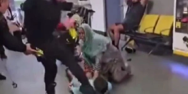 Un polițist britanic a fost filmat în timp ce bătea cu bestialitate un bărbat întins pe podea  Foto Captură video X jpg