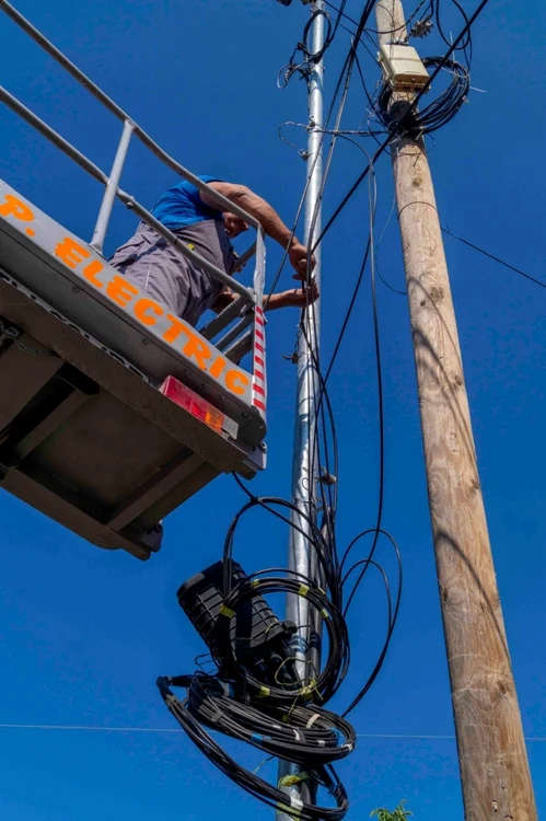Firmele de telecomunicaţii nu se preocupă de cablurile de pe stâlpi FOTO Horia Bugarin
