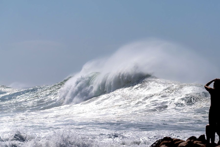 Valuri uriașe de 3,5 metri au lovit coastele Australiei. Șase persoane au murit înecate, iar alte două sunt date dispărute