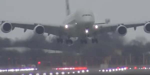 Aterizare pe furtună a unei aeronave de pasageri pe Heathrow FOTO captură You Tube/ SDTV