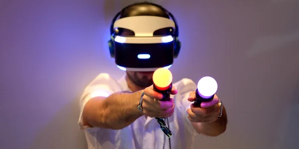 Casca PlayStation VR controller gaming realitate virtuala FOTO Shutterstock