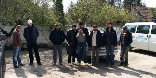 Doi români i-au ajutat pe migranți să treacă fraudulos granița