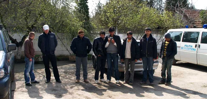 Doi români i-au ajutat pe migranți să treacă fraudulos granița