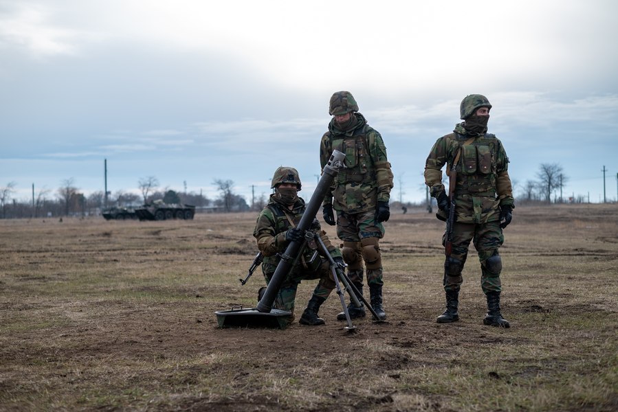 Militarii moldoveni participă la o sesiune de instruire în România
