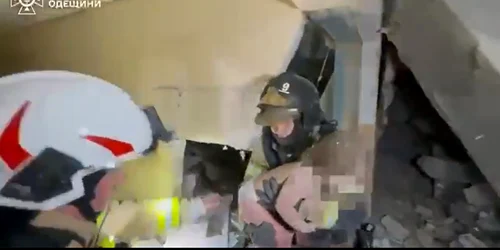 momentul in care echipele de salvare scot un copil de sub daramaturi in odesa ucraina FOTO: captură video X/@VassiliGolod