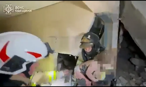 momentul in care echipele de salvare scot un copil de sub daramaturi in odesa ucraina FOTO: captură video X/@VassiliGolod