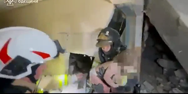 momentul in care echipele de salvare scot un copil de sub daramaturi in odesa ucraina FOTO: captură video X/@VassiliGolod
