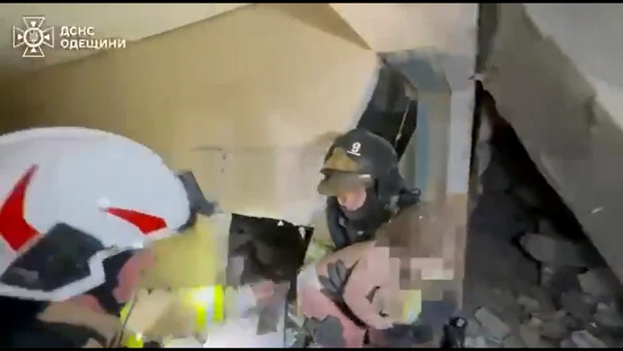 Un copil a fost scos în viață de sub dărâmături. FOTO: captură video X/@VassiliGolod