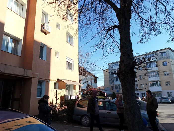 Oamenii din Târgu Jiu a ieșit în fața bllocurilor după cutremur FOTO: Adevărul