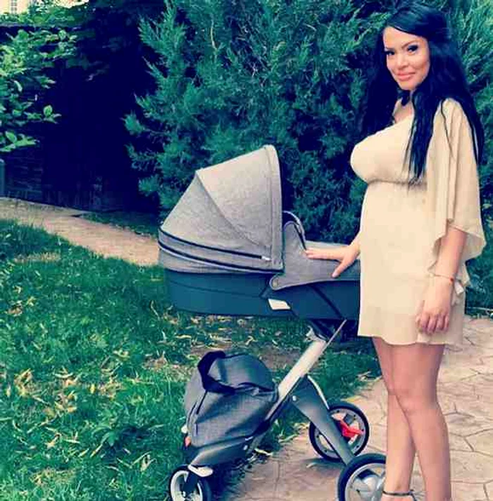 
    Bebelușul vedetei nu pare deranjat de camera de fotografiatFoto: Arhiva personală  