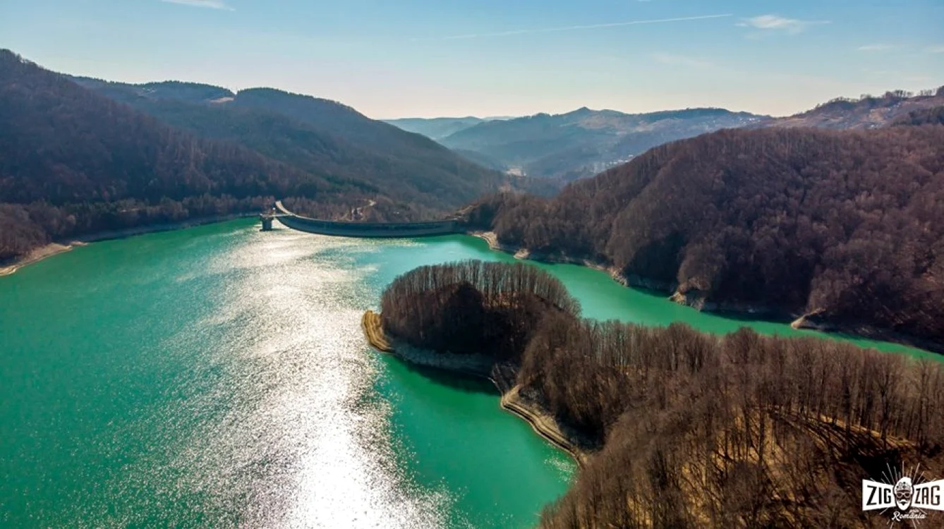 Filmat din dronă, lacul de acumulare Paltinu apare în verde smarald FOTO zigzagprinromânia.com