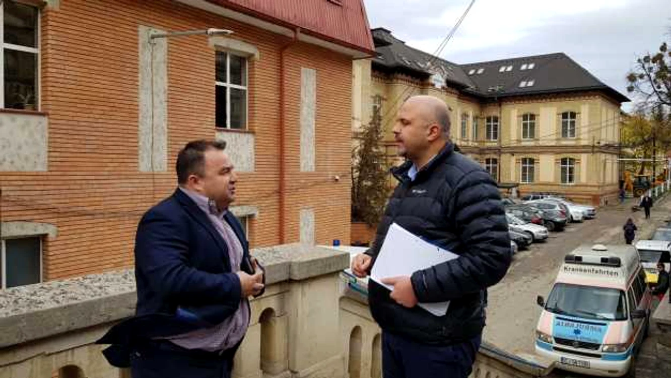 Managerul SCJU, Petru Şuşca, şi deputatul Emanuel Ungureanu au avut o confruntare în timpul conferinţei de presă organizate de parlamentar. FOTO: Remus Florescu