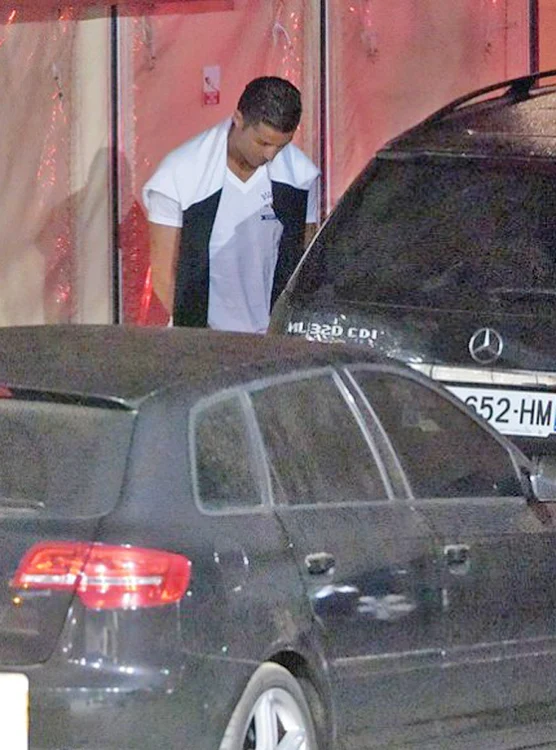 A fost rapid, de frică să nu-l vadă cineva, apoi s-a depărtat de mașină și s-a închis la pantaloni în plină stradă