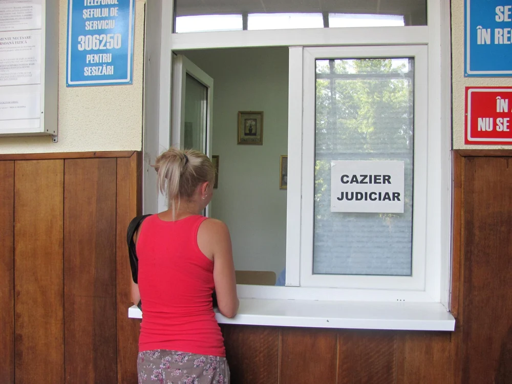 Cei doi agenti lucrau la ghiseul unde se eliberau cazierele - Foto Arhiva