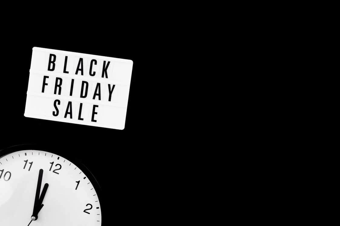colaj foto fundal negru, un ceas în colțul stânga jos și textul „BLACK FRIDAY SALE” în chenar alb