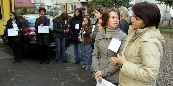 Asistenţii social au protestat cu fluturaşii de salariu la gât