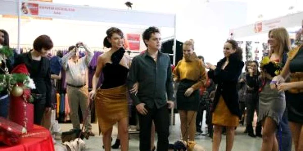 Ramona Lăzuran la braţ cu designerul Adrian Haiduc