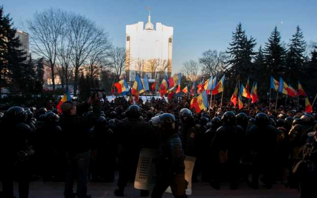 Oamenii protestează împotriva Guvernului Filip votat astăzi în Parlament. FOTO Alexandru Tarlev