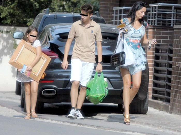 Roby (14 ani) şi Sara (6 ani) sunt cei doi copii ai lui Brigitte