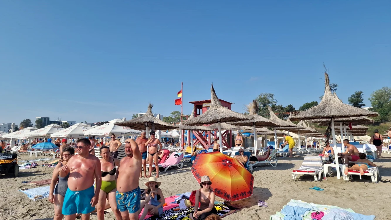 Pe unele plaje se plăteşte taxă pentru cearşaf. Foto arhivă