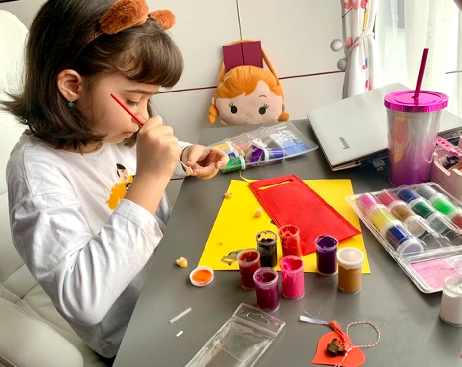 
    Livia Graur o încurajează pe fetița ei, Renata, să fie creativă  