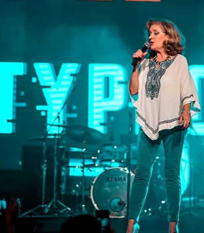 Stela Enache a făcut furori la ultimul concert, în pantaloni sport, mulaţi