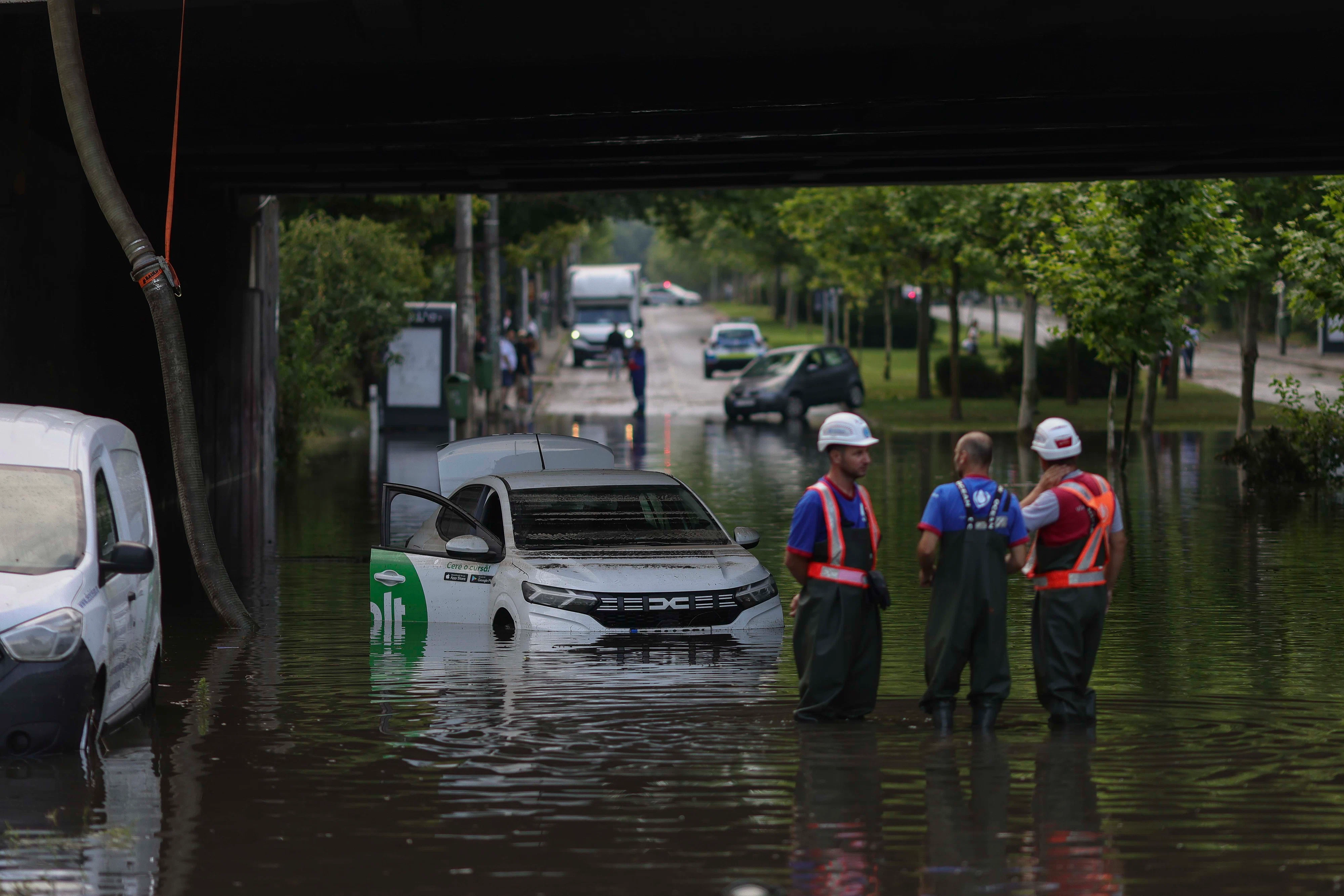 Alertă meteo extinsă: vânt puternic, ploi torențiale și risc de inundații în mai multe zone. IGSU: „Evitați deplasările neesențiale”