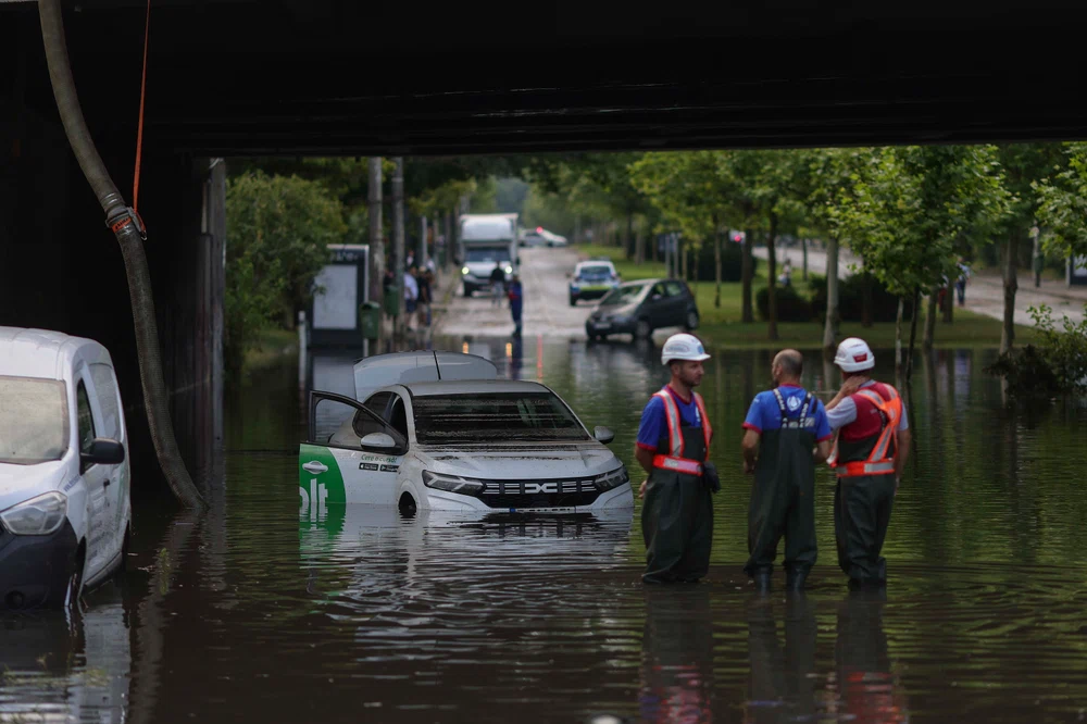 Alertă meteo extinsă: vânt puternic, ploi torențiale și risc de inundații în mai multe zone. IGSU: „Evitați deplasările neesențiale”