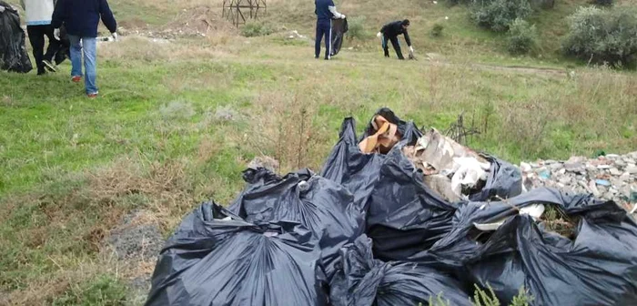 Deţinuţii tulceni au început curăţenia FOTO Adevărul