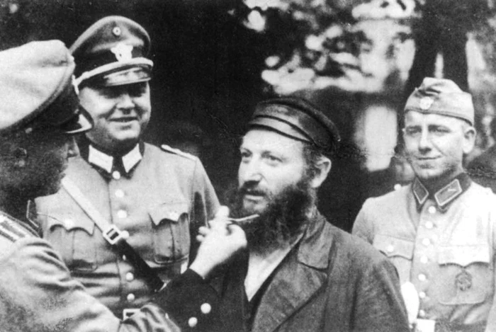 Soldaţii germani taie barba unui evreu în Polonia ocupată, toamna anului 1939