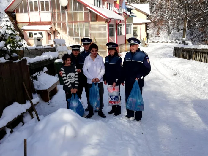 Poliţiştii au oferit daruri copiilor sărmani