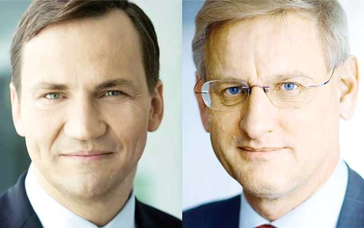 Ministrul de Externe al Poloniei Radosław Sikorski şi ministrul de Externe al Suediei Carl Bildt