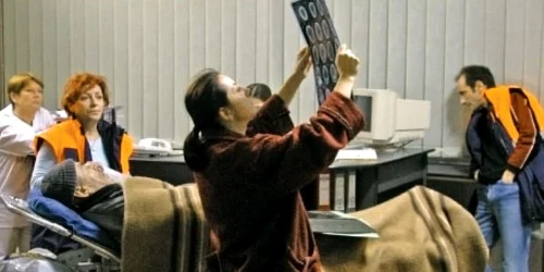 Filmul „Moartea domnului Lăzărescu“ e mai convingător decât orice reportaj propagandistic de la TVR Internaţional