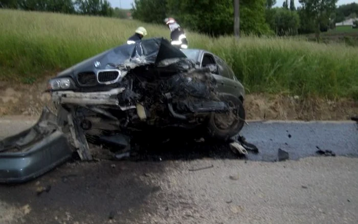 Botoşani: Opel distrus la Dersca