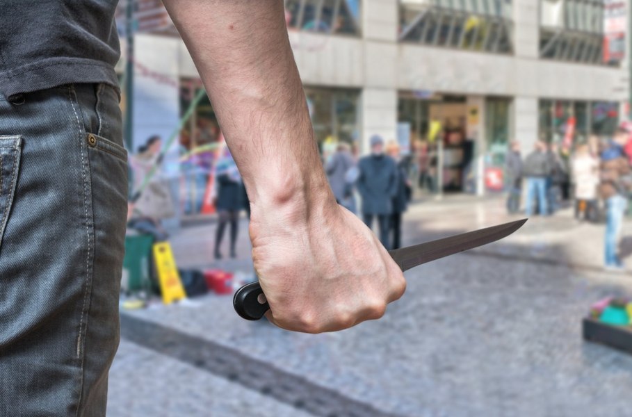 Femeie înjunghiată pe stradă, în Capitală. Agresorul a urmărit-o după ce a coborât din autobuz și a atacat-o din senin