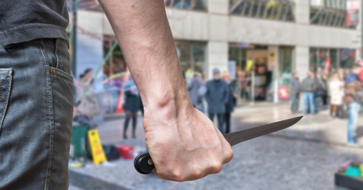 Atac violent în București: pensionar înjunghiat de tânăr