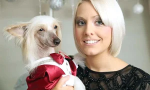 Emma îl îmbracă  în cele mai  elegante hăinuţe jpeg