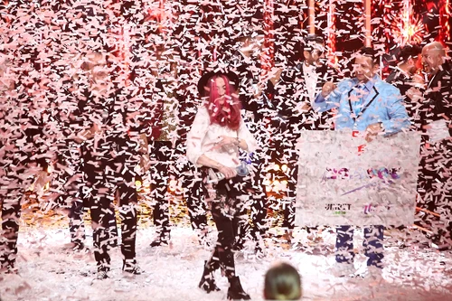 mihaela pripici a castigat sezonul 14 iumor dan badea si serban copot magicianul robert tudor trofeul sezonului 14 iumor jpeg jpeg