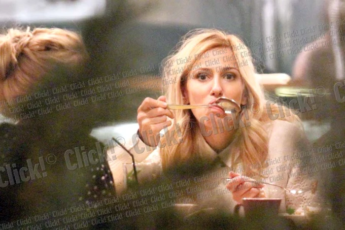 A făcut mai multe figuri cu lingura între buze