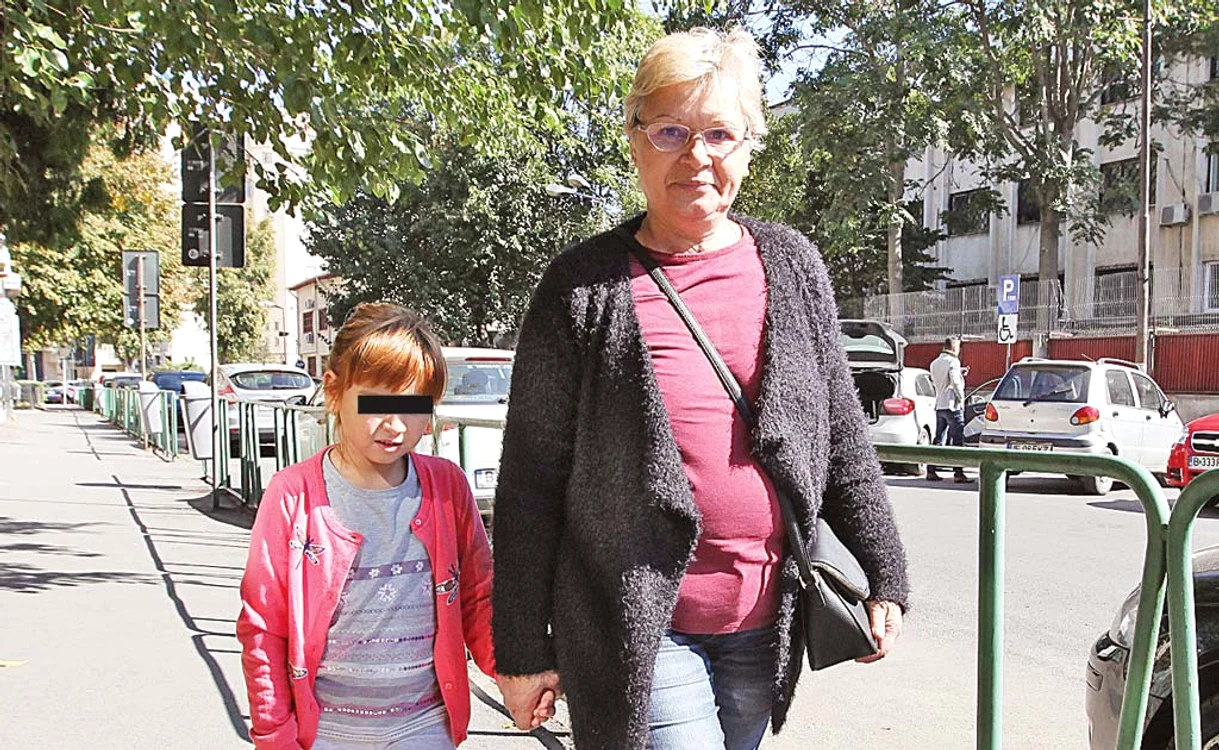 
    Însoțită de nepoțica ei, Mariana Nițu a fost la vot și a pus ștampila pe „Da”Foto: Sever Gheorghe  