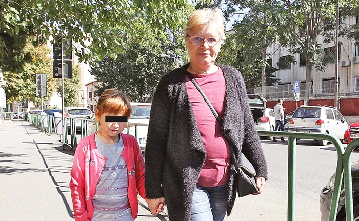 
    Însoțită de nepoțica ei, Mariana Nițu a fost la vot și a pus ștampila pe „Da”Foto: Sever Gheorghe  