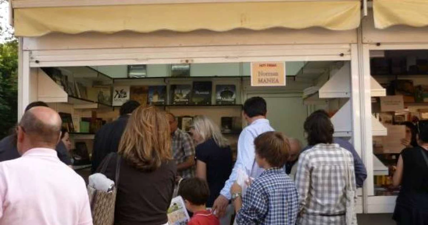 Stand din cadrul unui salon de carte organizat la ICR Madrid. FOTO Facebook