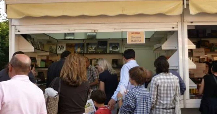 Stand din cadrul unui salon de carte organizat la ICR Madrid. FOTO Facebook