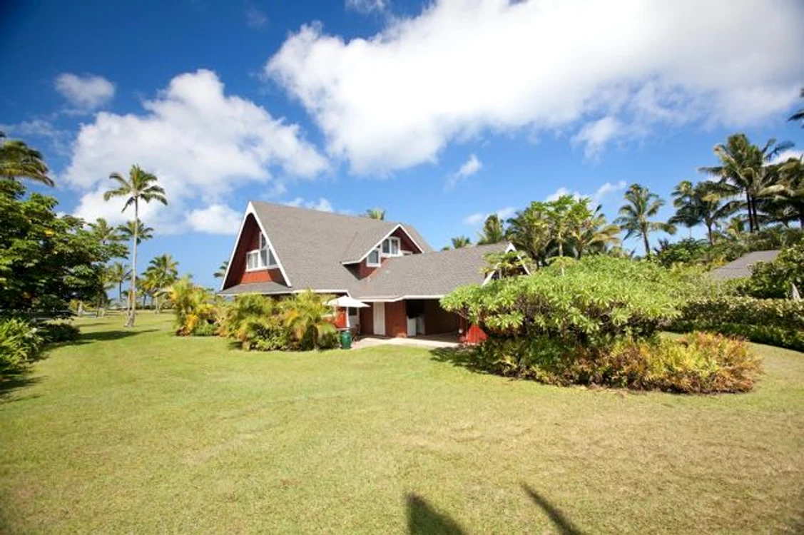 Julia Roberts sold her traditional hawaiian house in Hanalei Bay for $16 2 million jpeg