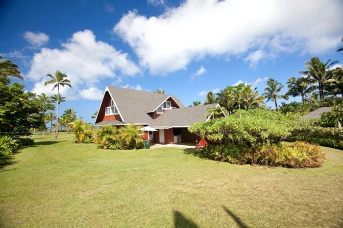 Julia Roberts sold her traditional hawaiian house in Hanalei Bay for $16 2 million jpeg